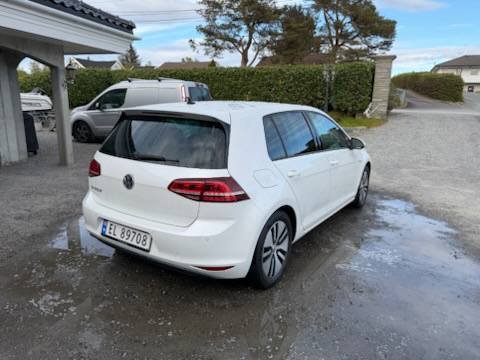 Фото - Volkswagen E-Golf #4