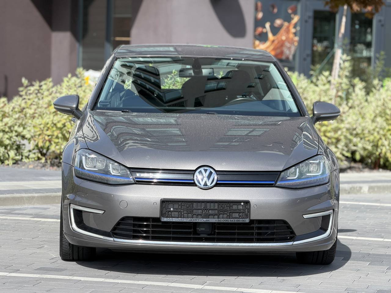 Фото - Volkswagen E-Golf #2