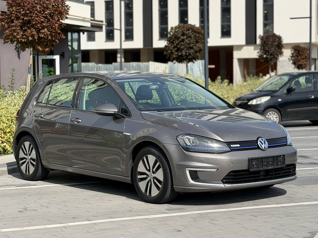Фото - Volkswagen E-Golf #3