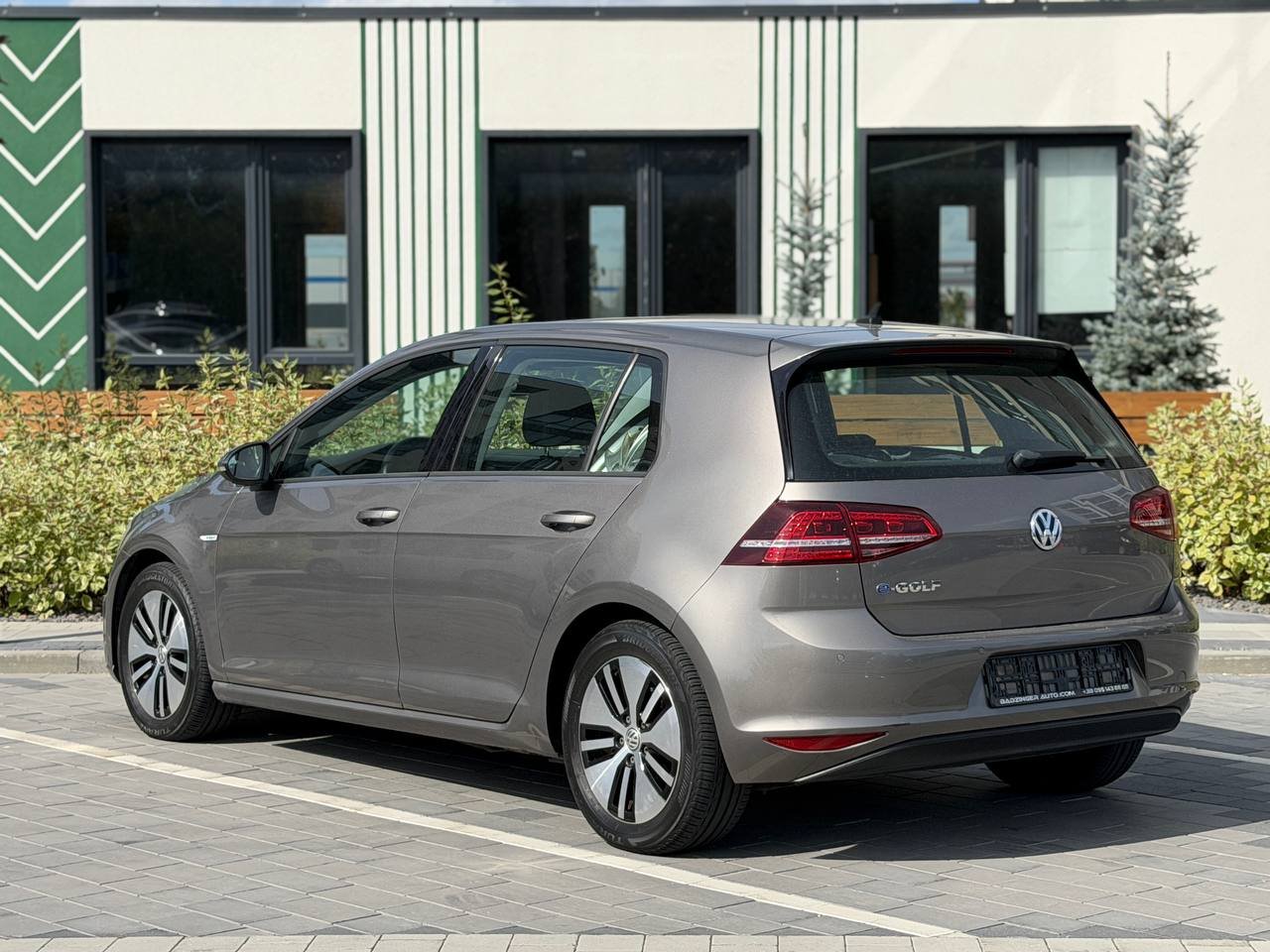 Фото - Volkswagen E-Golf #4