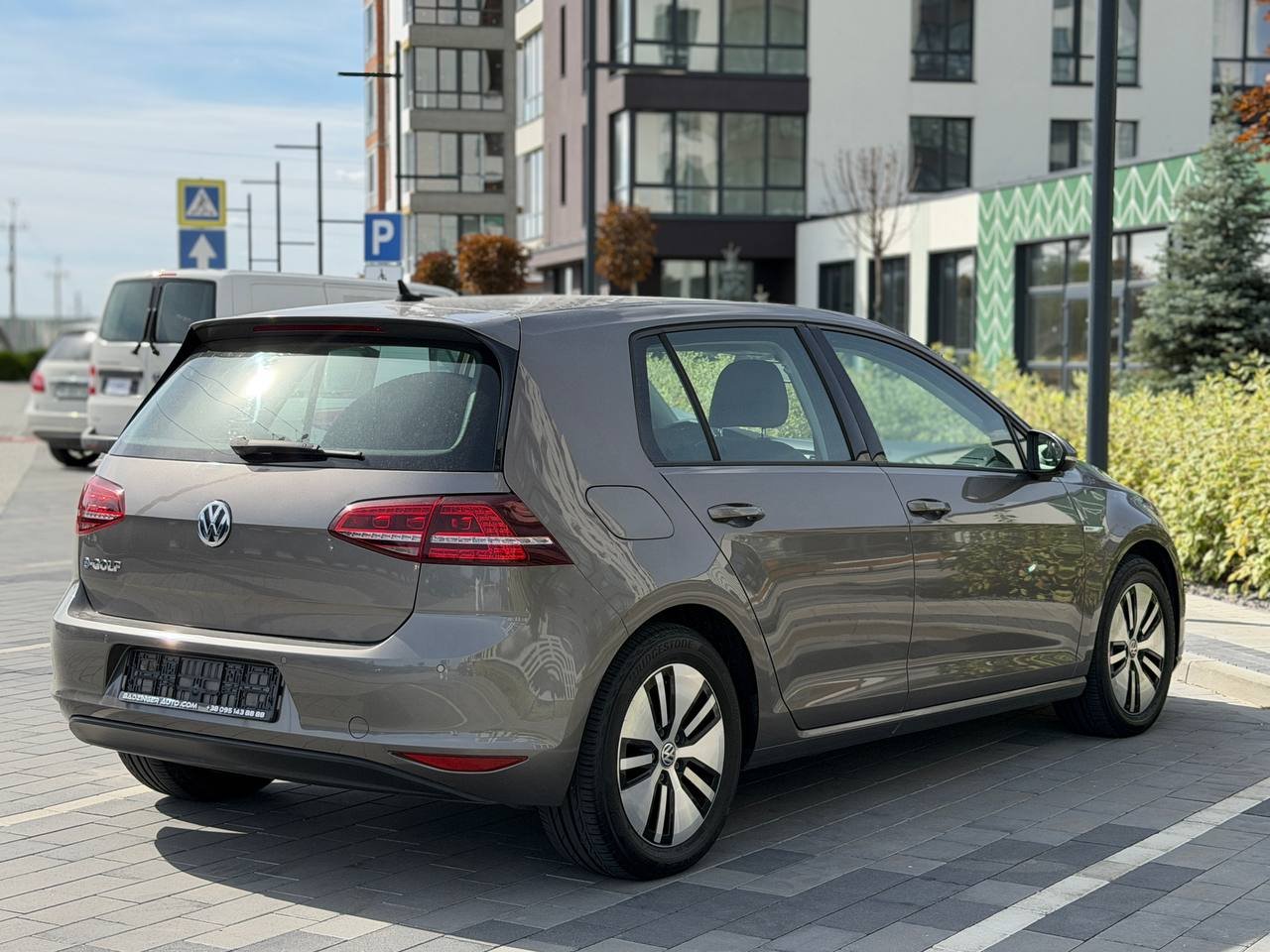 Фото - Volkswagen E-Golf #5