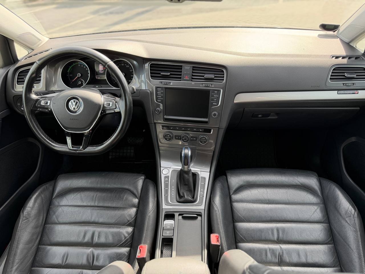 Фото - Volkswagen E-Golf #7