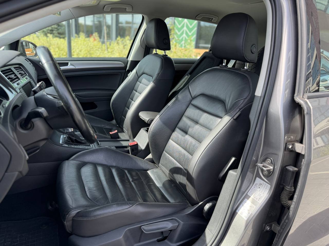 Фото - Volkswagen E-Golf #8
