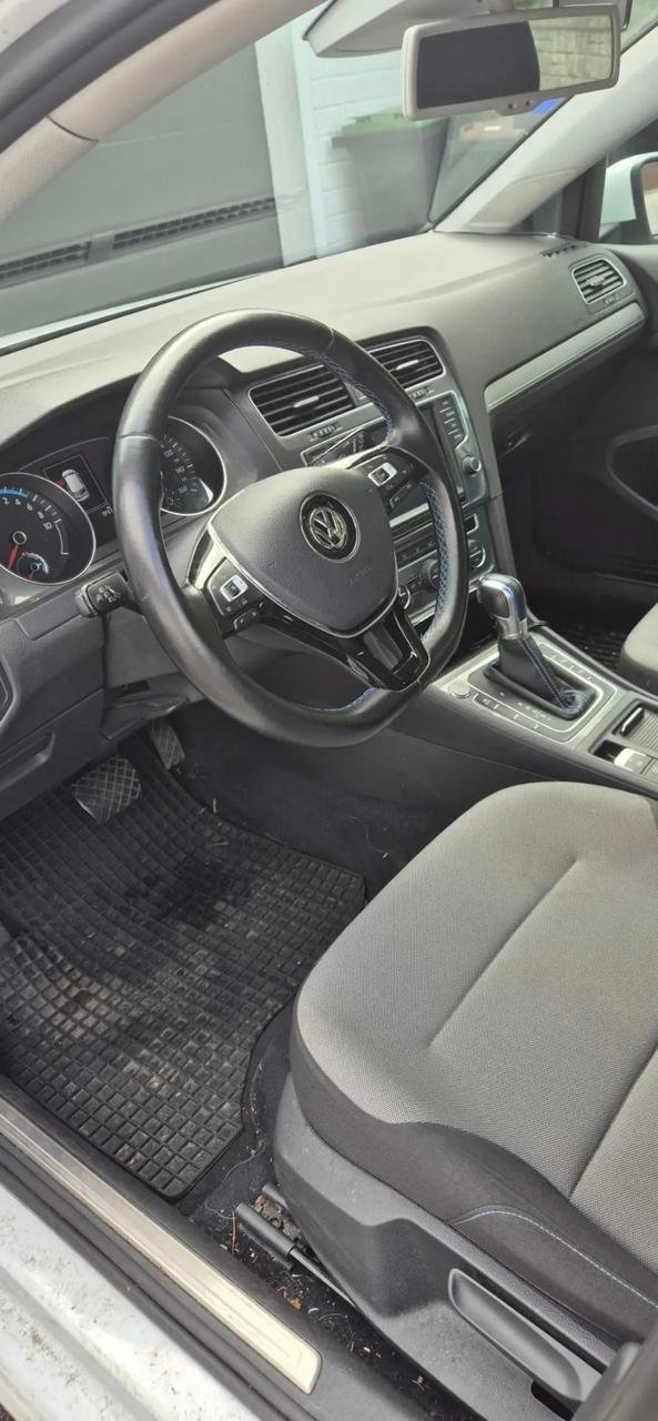 Фото - Volkswagen E-Golf #7