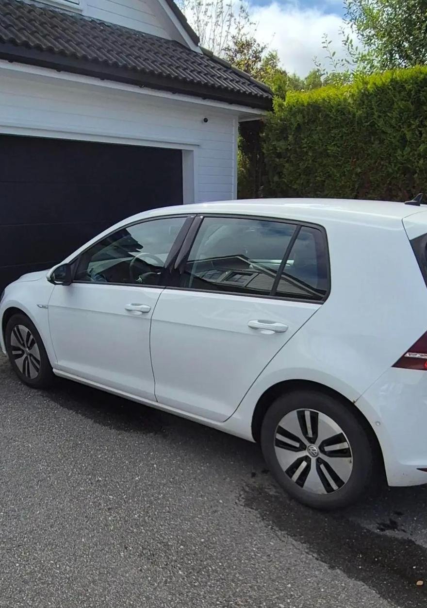 Фото - Volkswagen E-Golf #4
