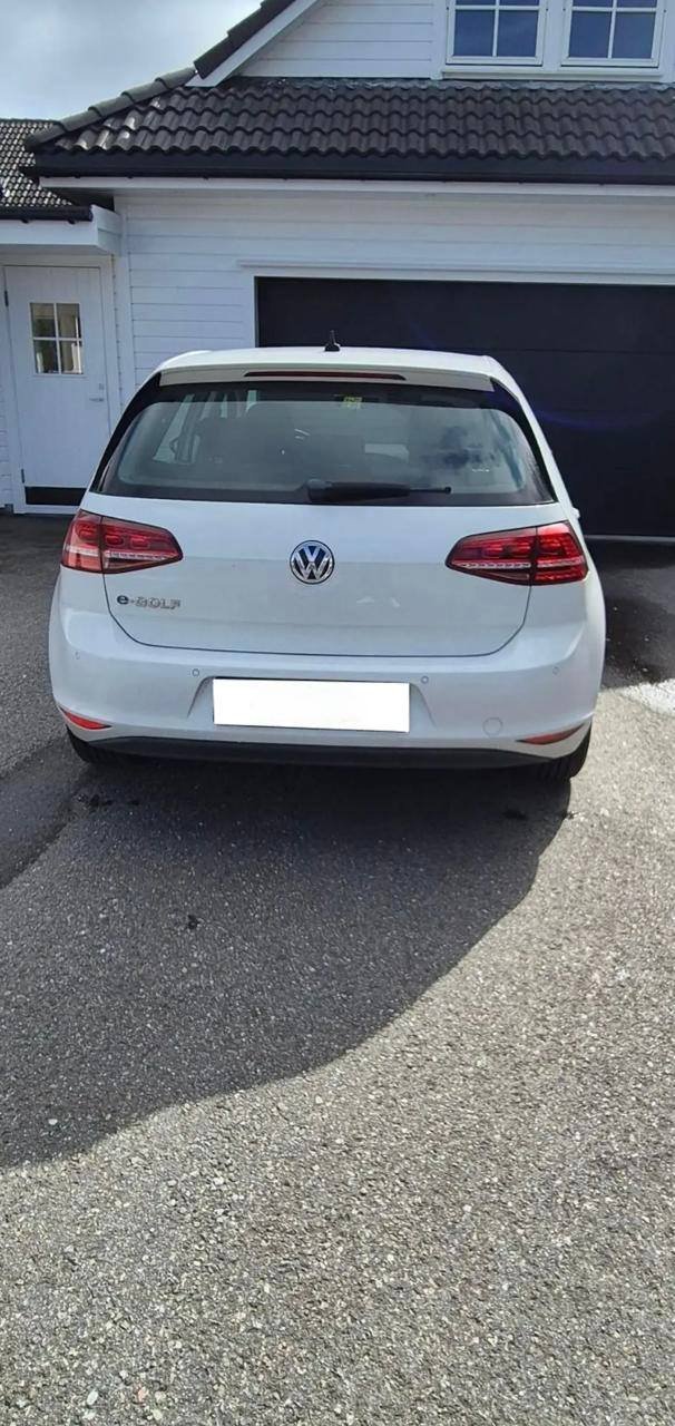 Фото - Volkswagen E-Golf #5