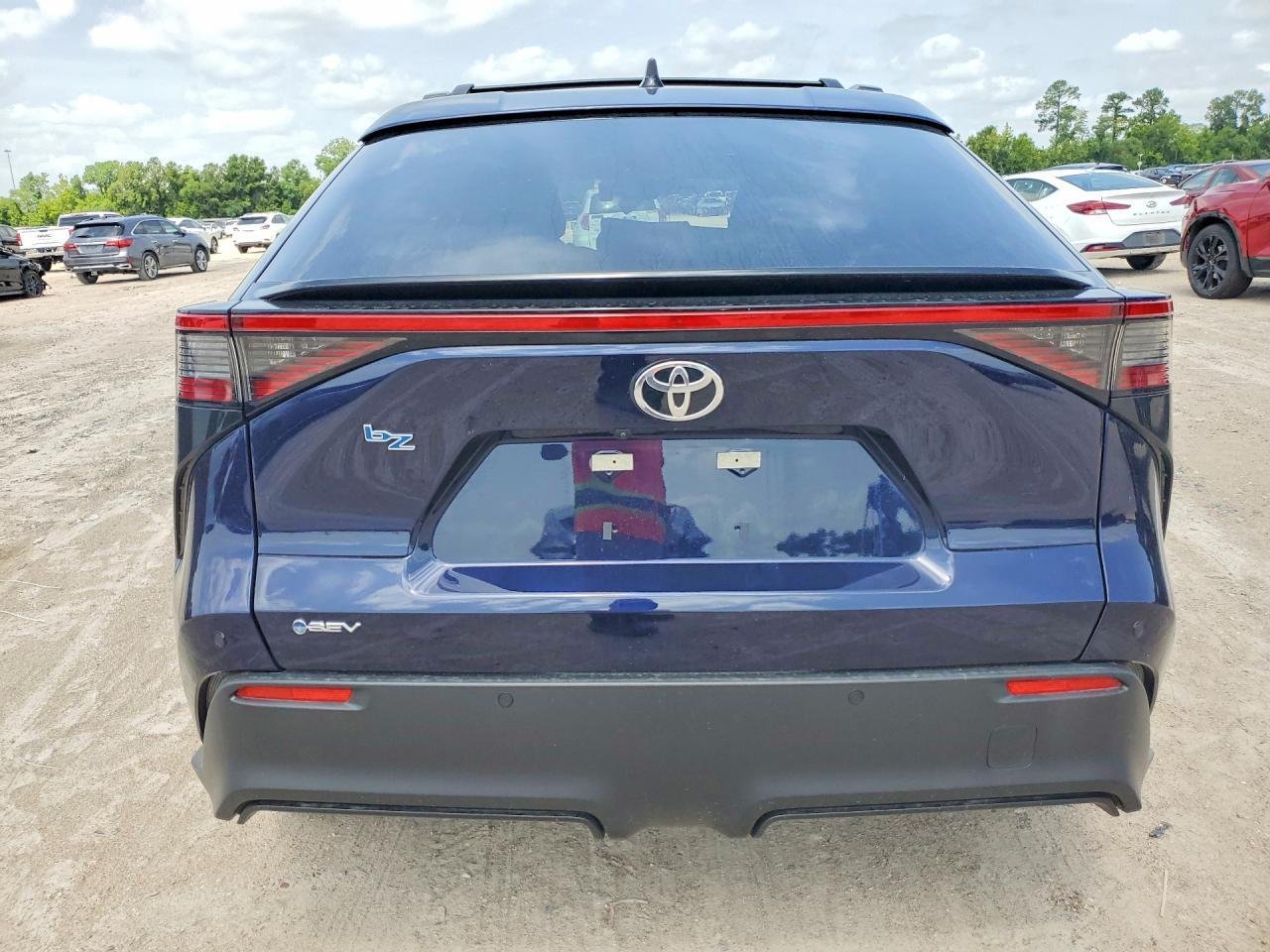 Фото - Toyota bZ4X #5