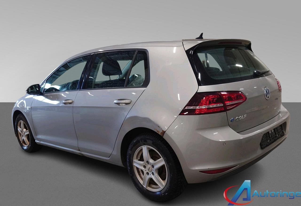 Фото - Volkswagen E-Golf #4