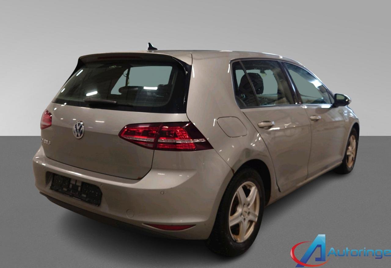 Фото - Volkswagen E-Golf #7