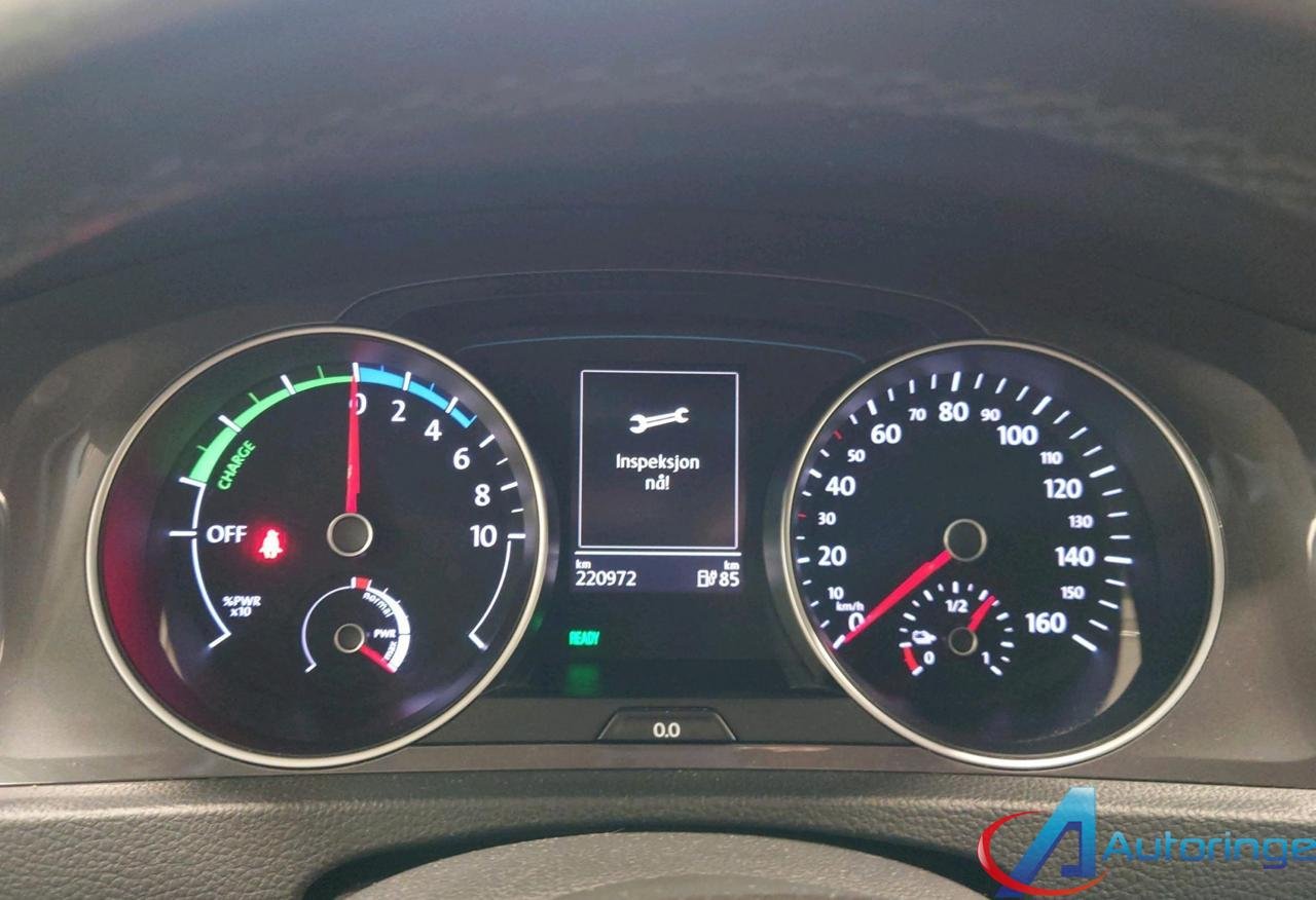 Фото - Volkswagen E-Golf #8
