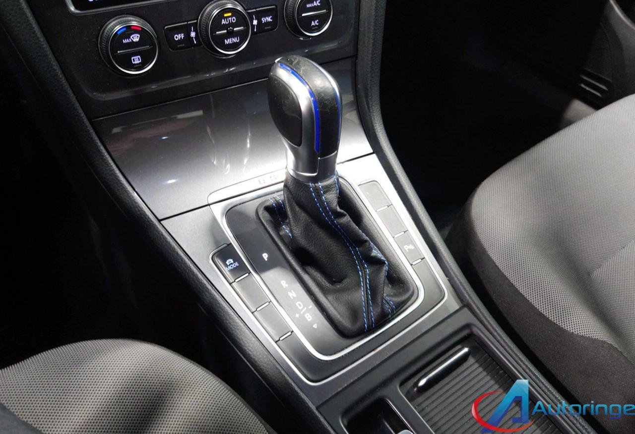 Фото - Volkswagen E-Golf #9