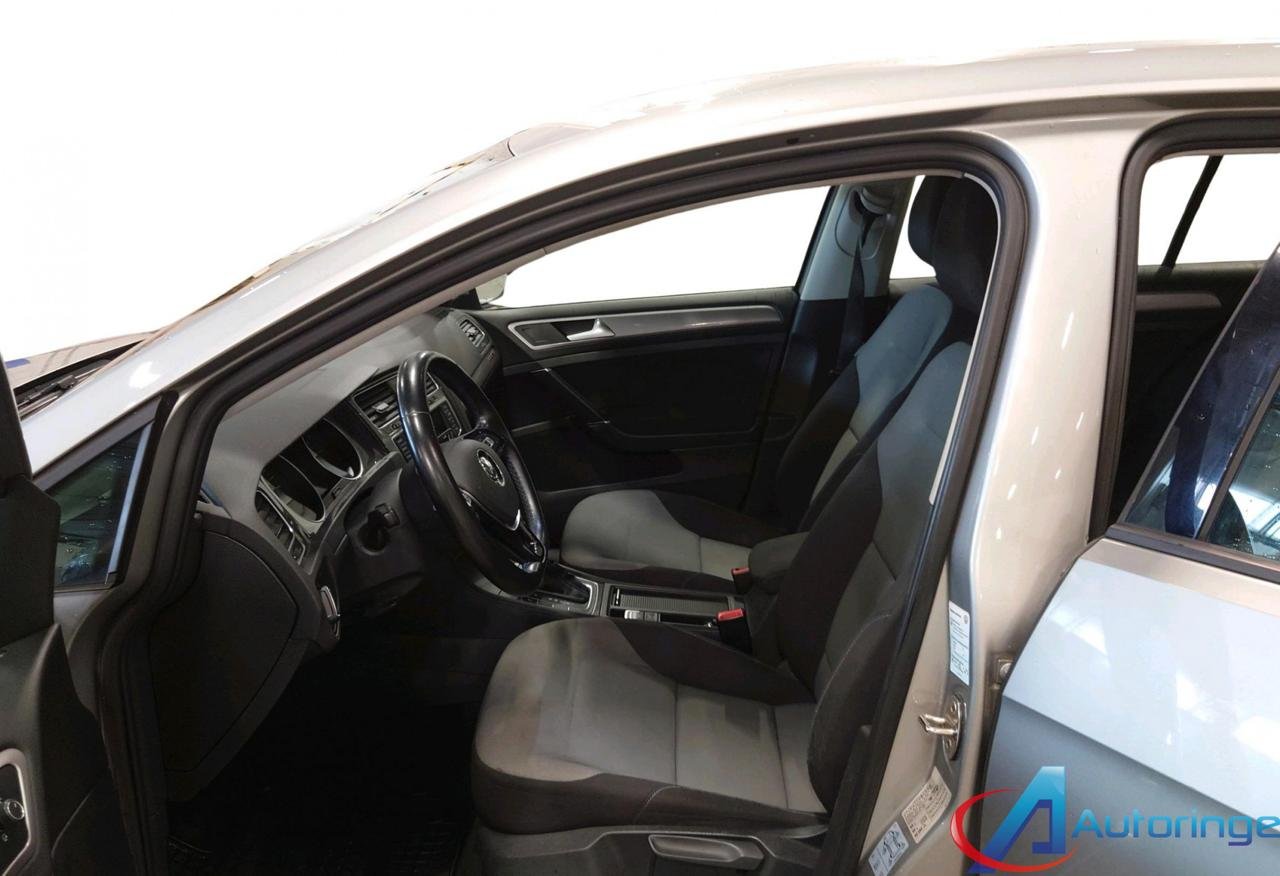Фото - Volkswagen E-Golf #13