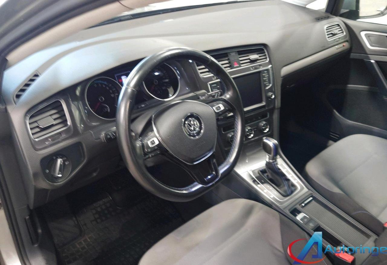Фото - Volkswagen E-Golf #11