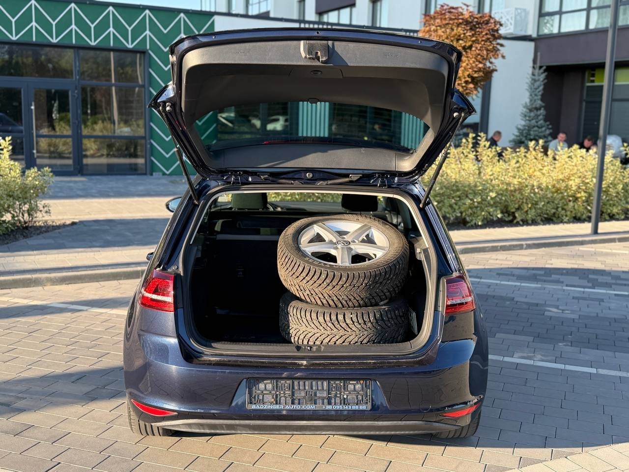 Фото - Volkswagen E-Golf #8
