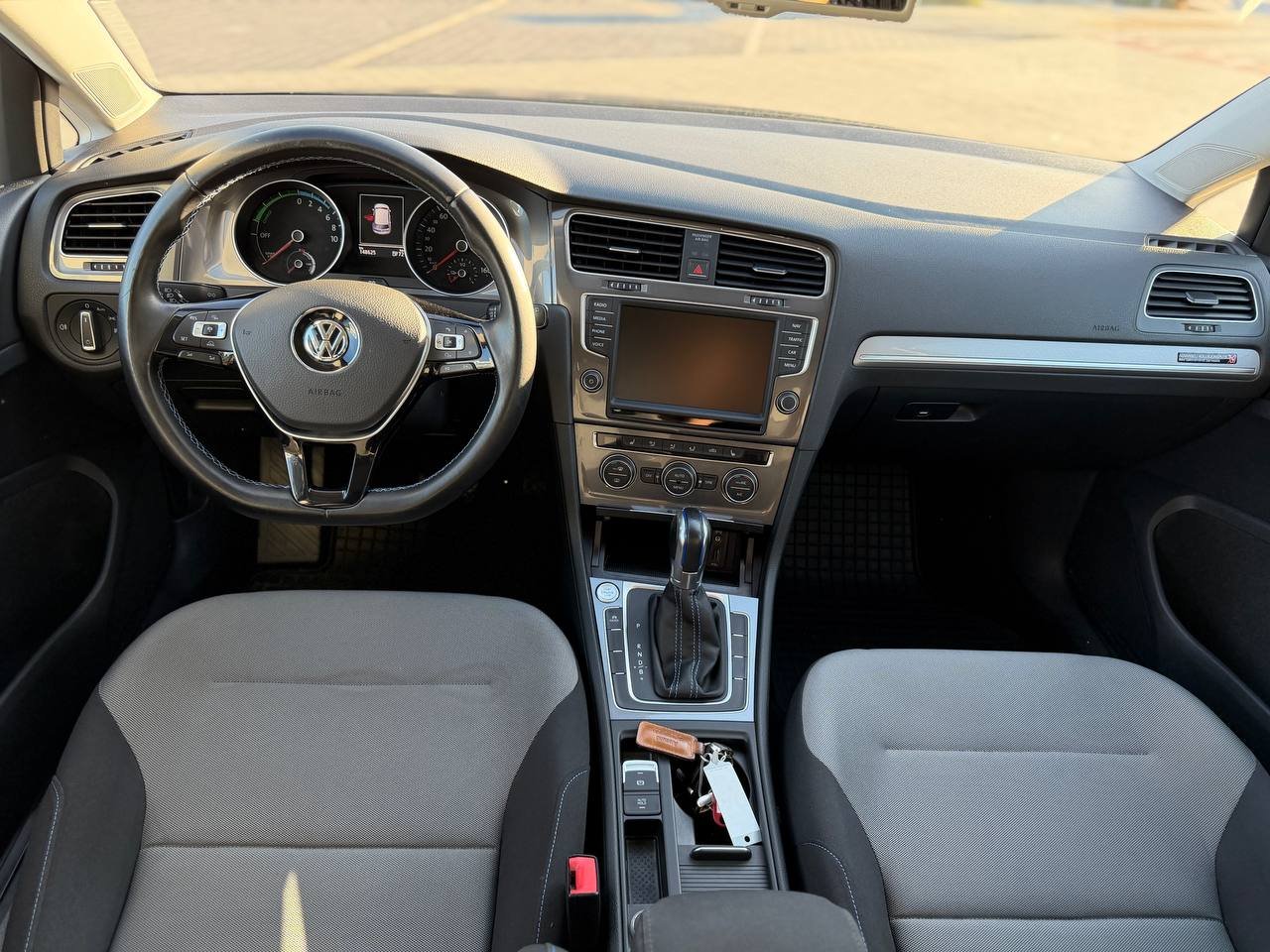 Фото - Volkswagen E-Golf #9