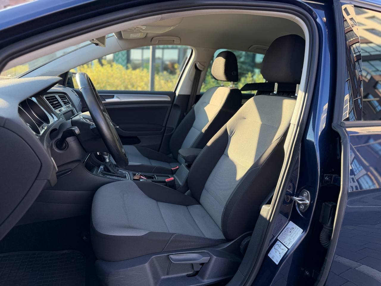 Фото - Volkswagen E-Golf #10