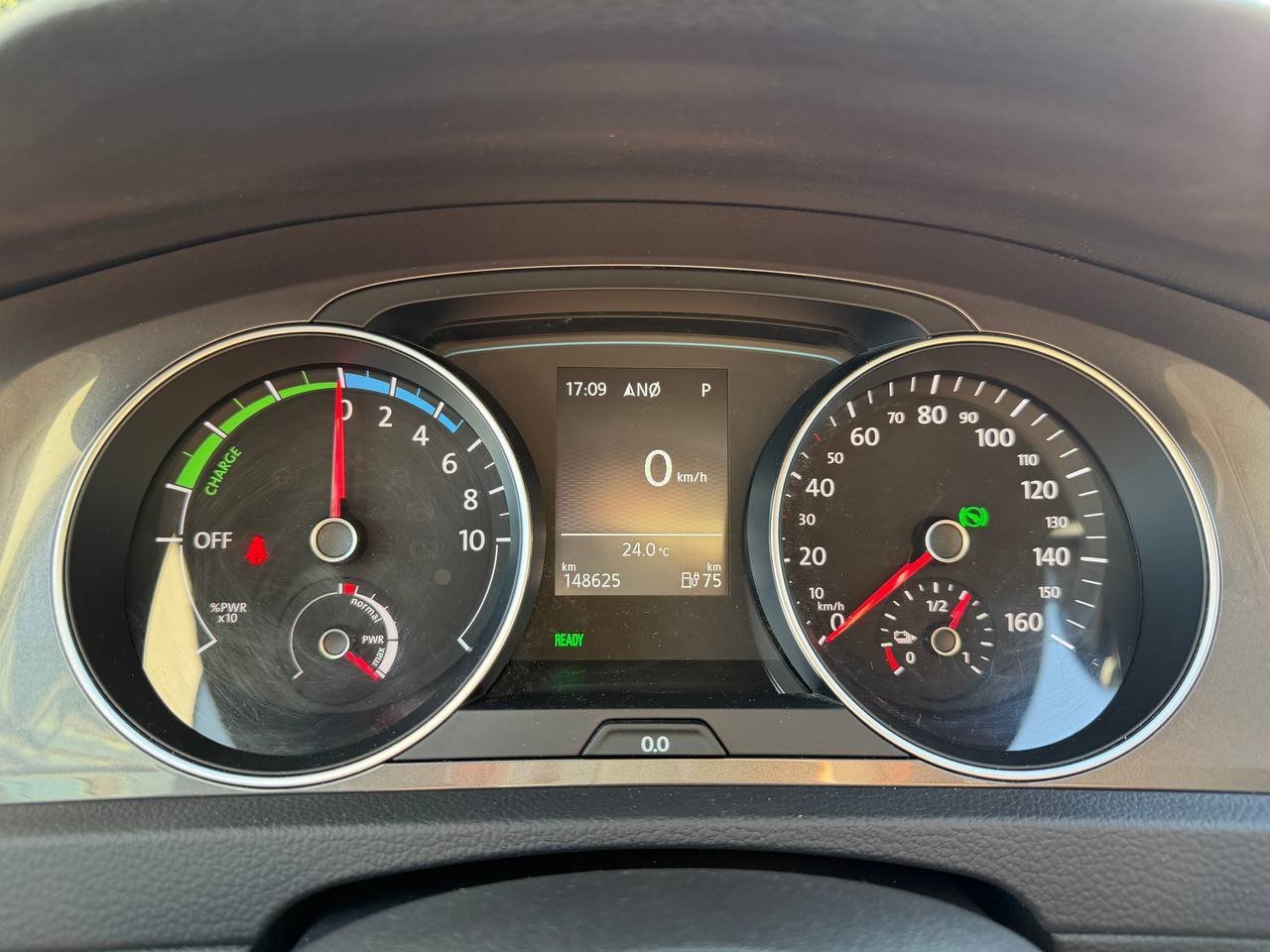 Фото - Volkswagen E-Golf #6