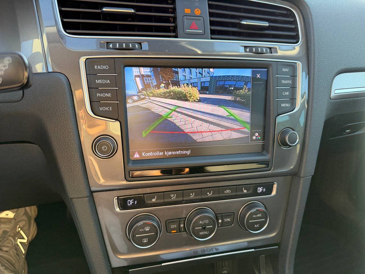 Фото - Volkswagen E-Golf #7