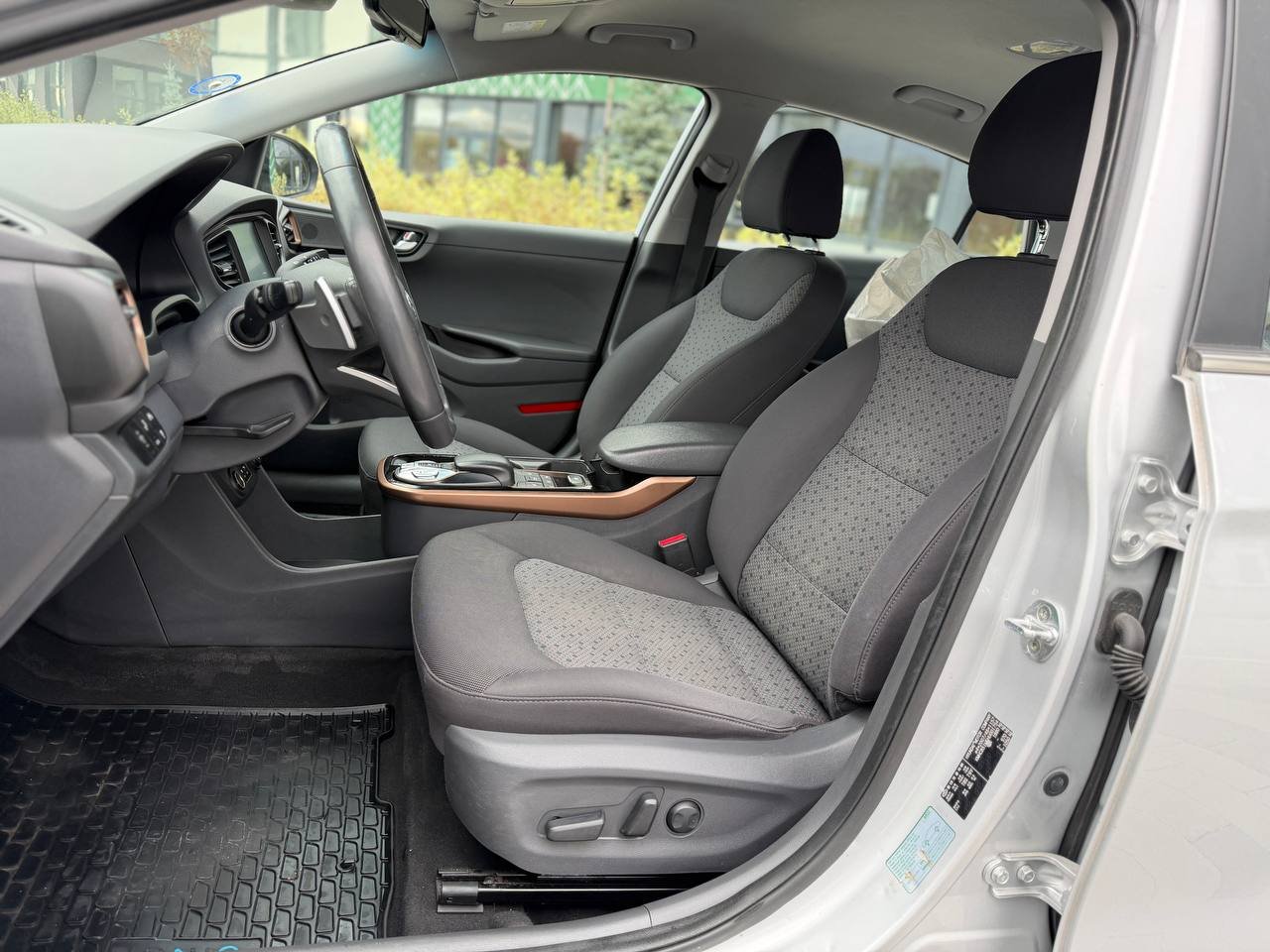 Фото - Hyundai IONIQ #9