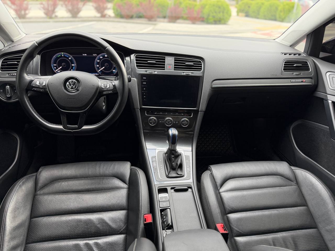 Фото - Volkswagen E-Golf #9