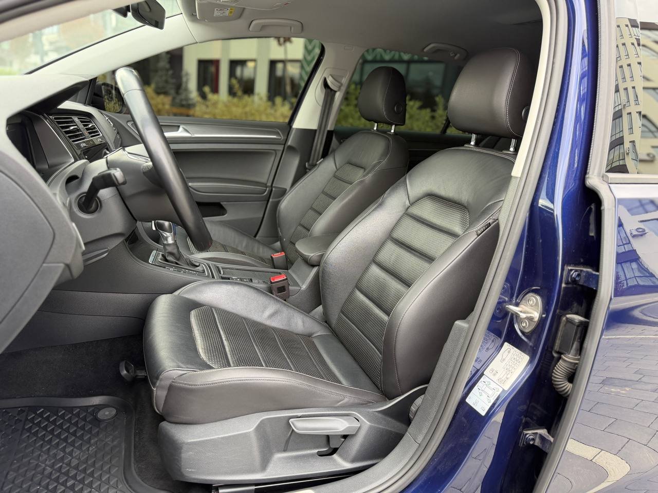 Фото - Volkswagen E-Golf #10