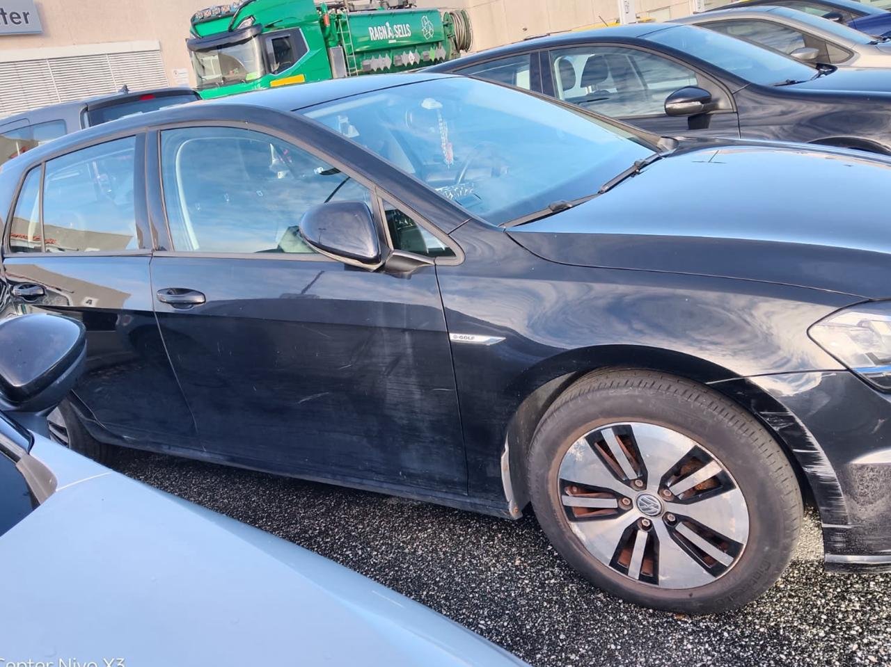 Фото - Volkswagen E-Golf #4