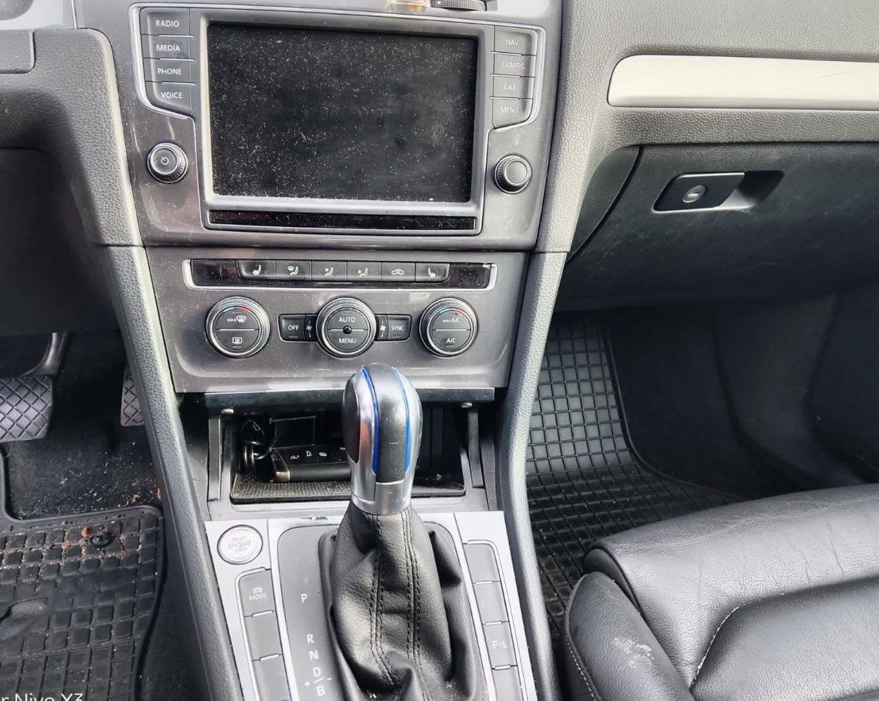Фото - Volkswagen E-Golf #5