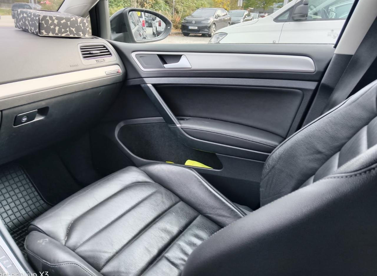 Фото - Volkswagen E-Golf #6