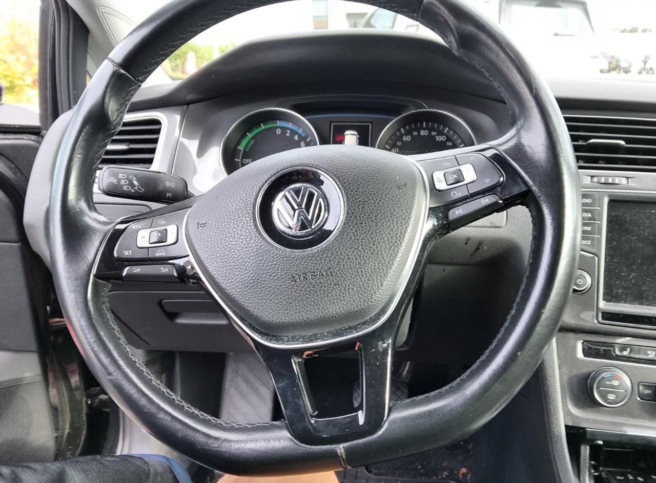 Фото - Volkswagen E-Golf #7