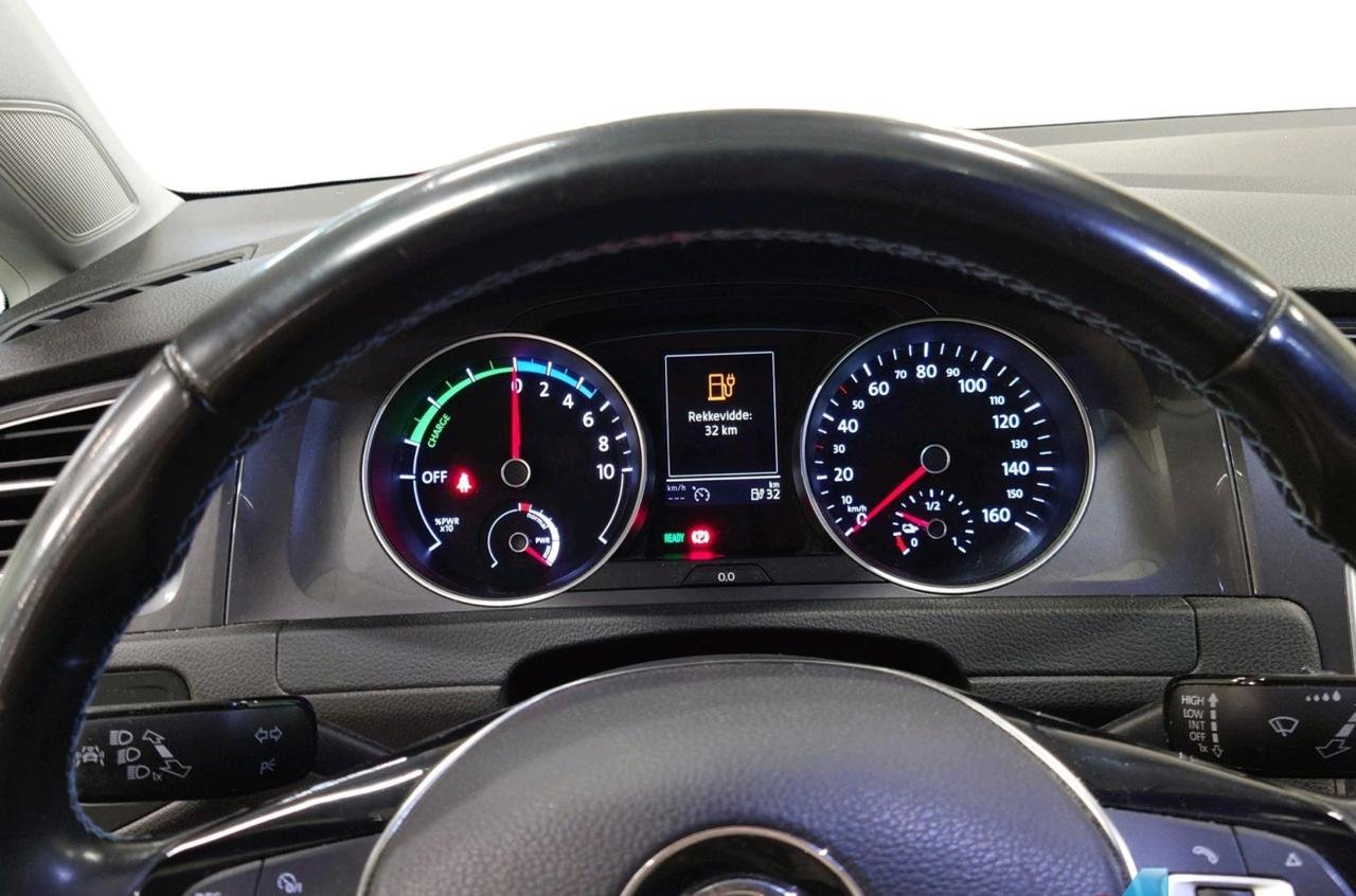 Фото - Volkswagen E-Golf #6