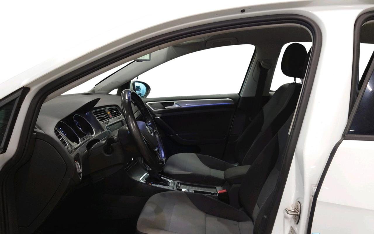 Фото - Volkswagen E-Golf #8